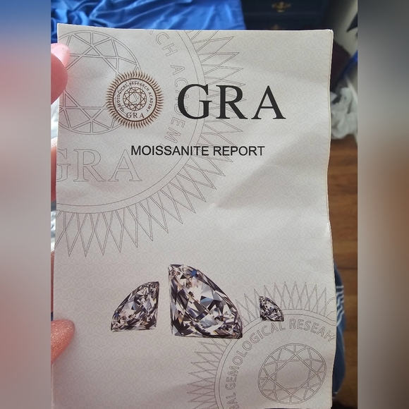 2 carat moissanite heart halo ring - Picture 7 of 7